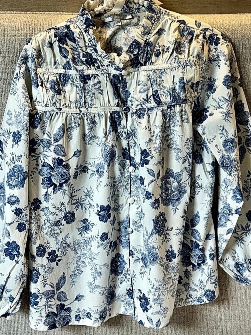 Solitaire Floral Blouse in Blue & White Size Small Like New